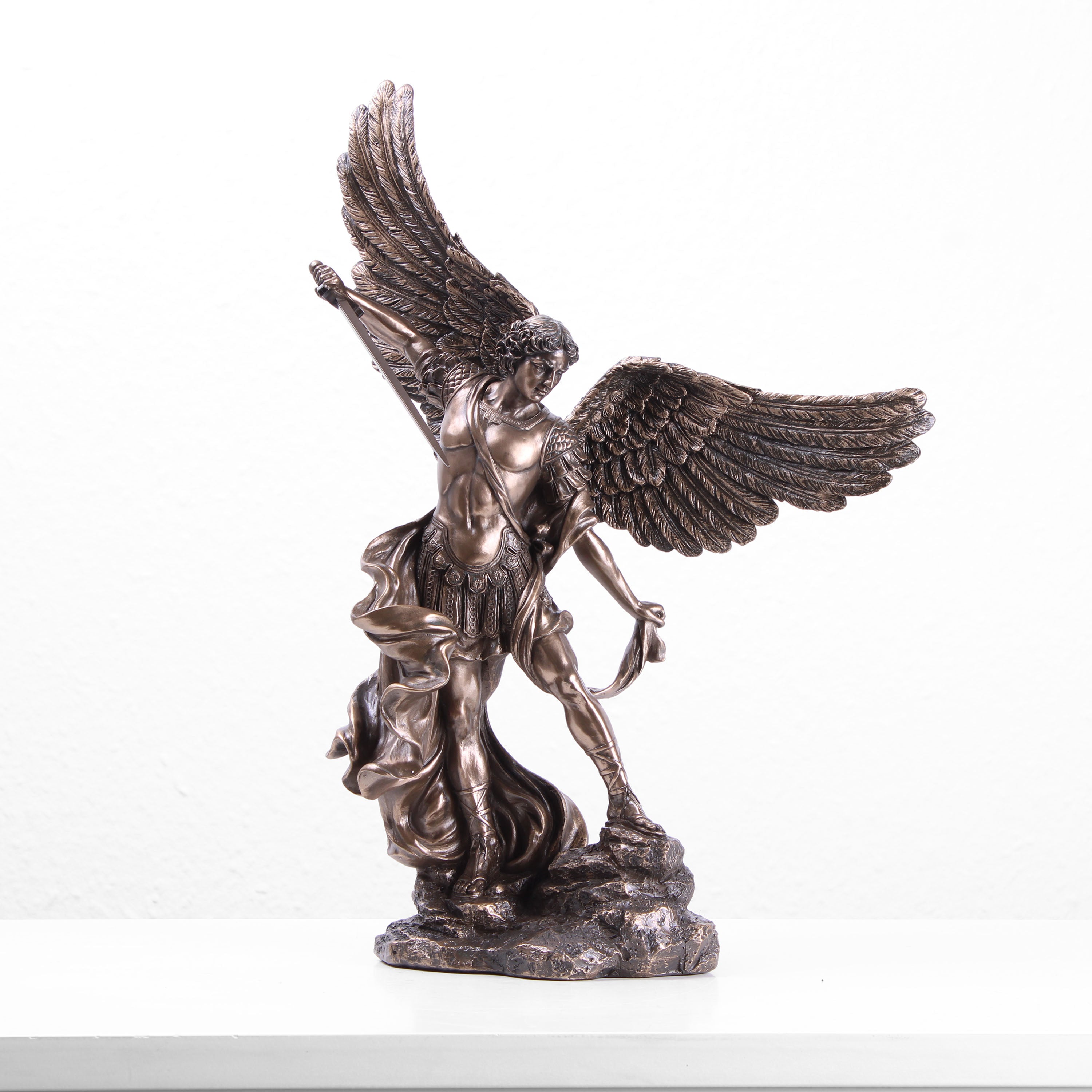 Statue Saint Michel Archange fluorescente 20 cm | vente en ligne sur Statue Saint Michel Archange fluorescente 20 cm | vente en ligne sur