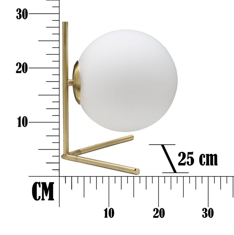 Lampe à poser en métal doré avec abat-jour en forme de globe