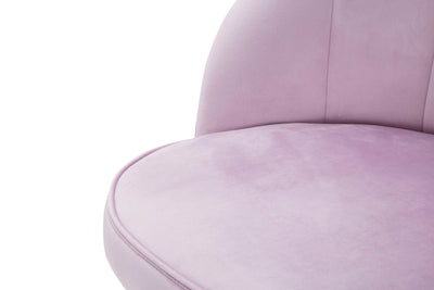 Chaise en velours rose avec pieds en bois noir et détails dorés