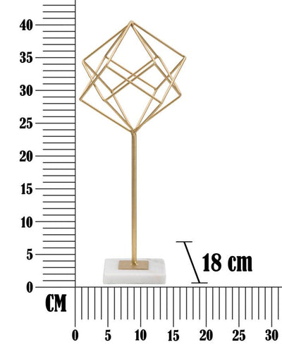 Décoration géométrique dorée en forme de cube (sculpture moderne)