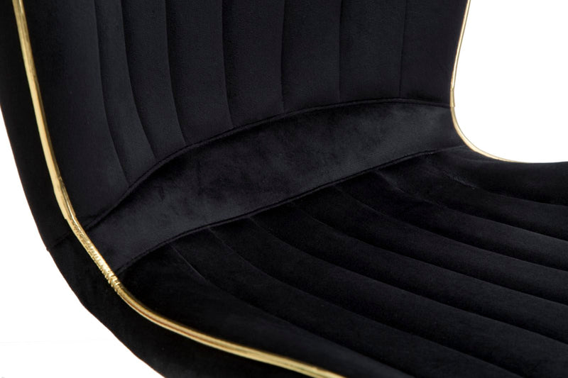 Chaise en velours noir avec pieds en métal doré