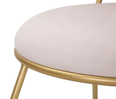 Chaise en velours rose en forme de cœur avec pieds en métal doré