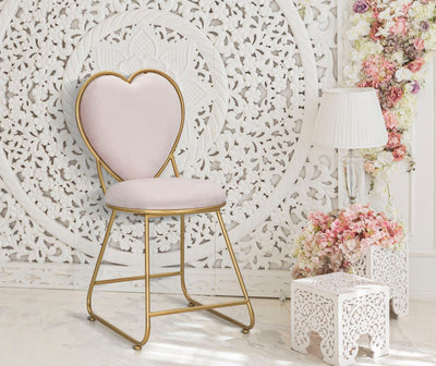 Chaise en velours rose en forme de cœur avec pieds en métal doré