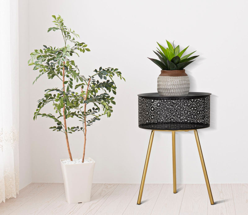 Petite table ronde noire avec pieds en métal doré