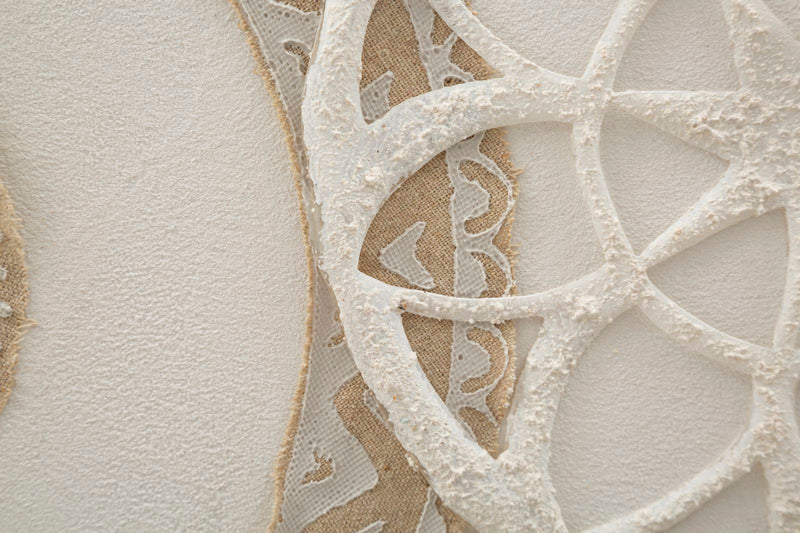 Peinture sur toile beige avec cercles géométriques