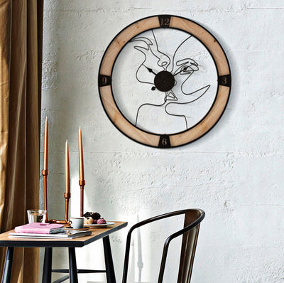 Horloge murale en métal et bois - Couple qui s’embrasse