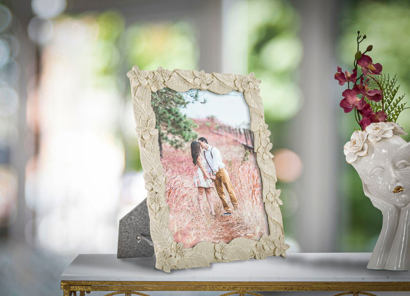 Cadre photo avec fleurs et feuilles blanches