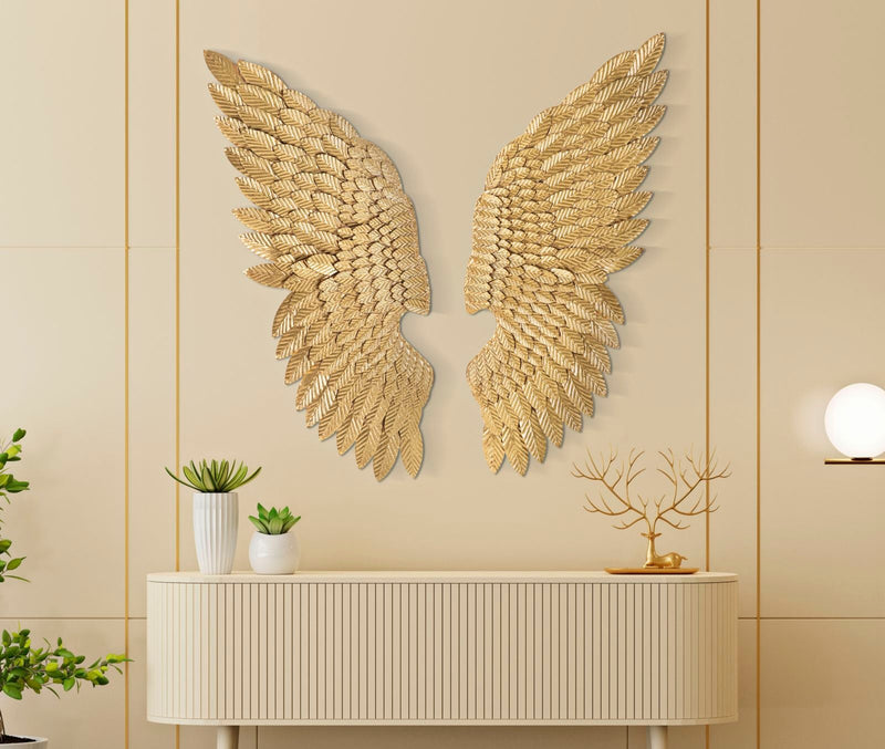 Décoration murale avec ailes d’ange en métal doré