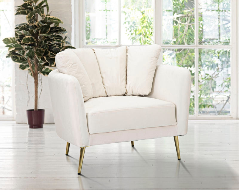 Fauteuil beige rembourré avec pieds en métal doré