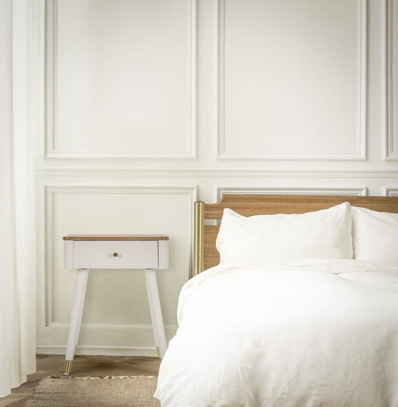 Table de chevet en bois blanc avec tiroir