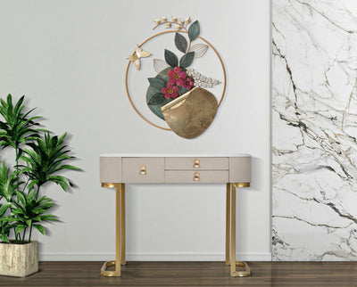 Table console dorée et blanche avec plateau à motifs de marbre