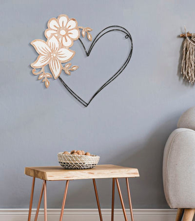 Décoration murale en métal et bois avec cœur et fleurs