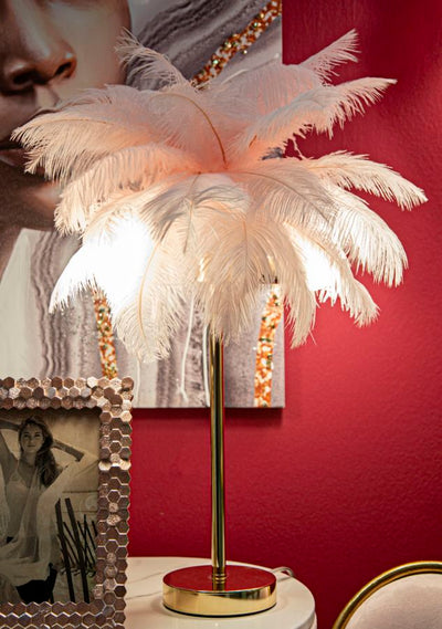 Lampe à poser en métal doré et plumes roses