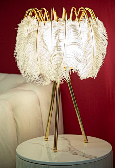 Lampe de table à 3 pieds en métal doré et plumes blanches