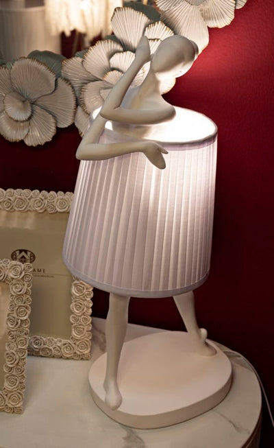 Lampe de table blanche avec sculpture de ballet et abat-jour en tissu – Artistic Accent