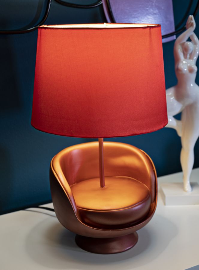 Lampe de table rouge de style milieu du siècle avec abat-jour en tissu – touche rétro