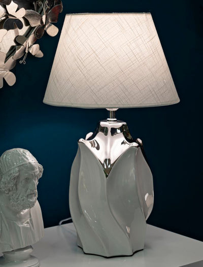 Lampe de table blanche en forme de tortue avec abat-jour en tissu – Style contemporain