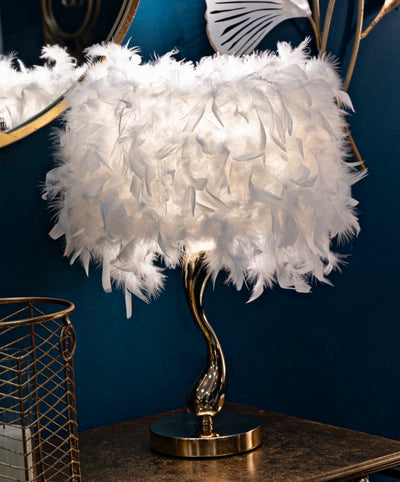 Lampe de table blanche à plumes avec pied doré – Collection Cart