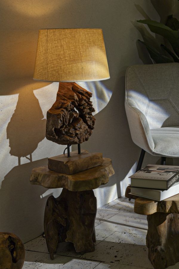 Lampe de table en bois de teck avec pied sculpté – Collection Kepala