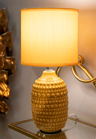 Lampe de chevet en céramique moutarde avec abat-jour en tissu – Points Collection