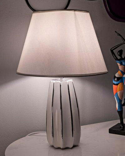 Lampe de table en céramique blanche avec abat-jour en tissu – Emmi Modern Design