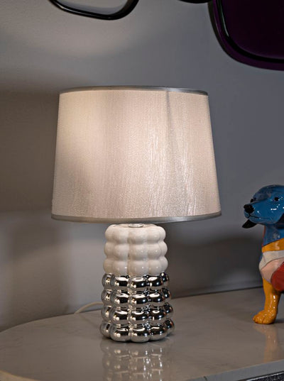 Lampe de table en céramique blanche avec abat-jour en tissu – Lace Contemporary