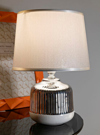 Lampe de table blanche et argentée avec abat-jour en tissu – Collection Lucina