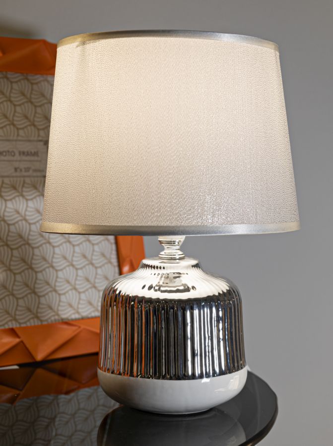Lampe de table blanche et argentée avec abat-jour en tissu – Collection Lucina