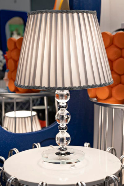 Lampe de table en tissu gris avec pied décoratif – Collection Tolly