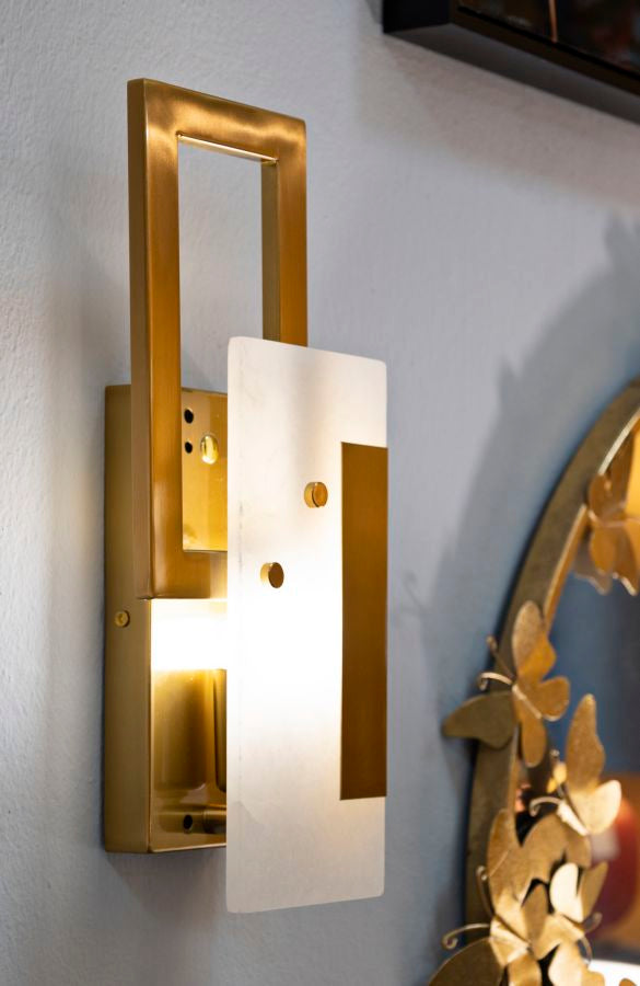Applique murale rectangulaire dorée avec abat-jour blanc – Cube Contemporary