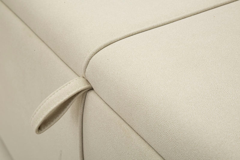 Banc de rangement rembourré beige – Siège moderne pour salle de bain