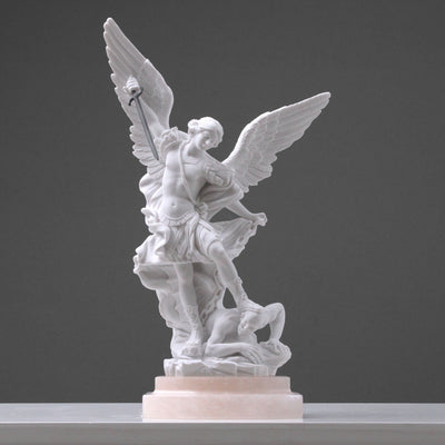 Statue de Saint Michael l'Archange - sculpture en marbre