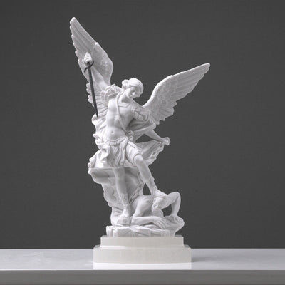 Statue de Saint Michael l'Archange - sculpture en marbre