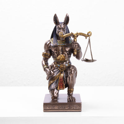 Anubis à genoux avec la balance de la justice (Sculpture en bronze moulé à froid)