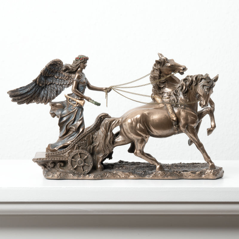 Statue Niké - Déesse de la Victoire sur un Char (Sculpture en bronze coulé à froid)