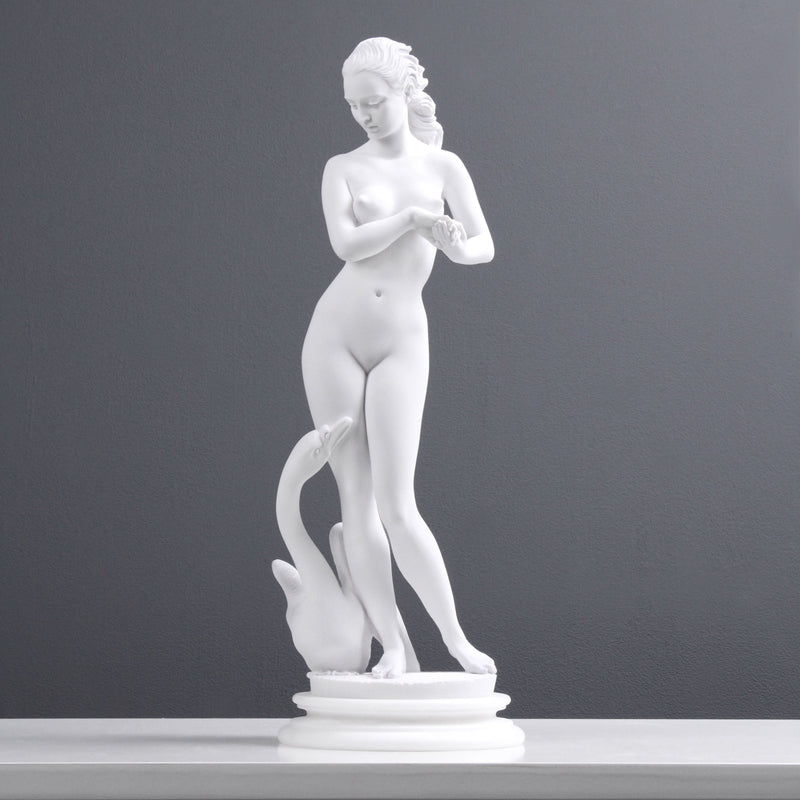Statue de jeune femme avec un cygne - sculpture en marbre