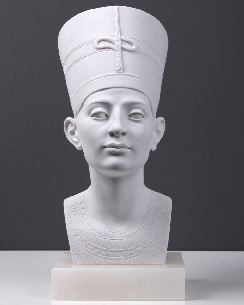Buste de la reine Nefertiti - sculpture en marbre