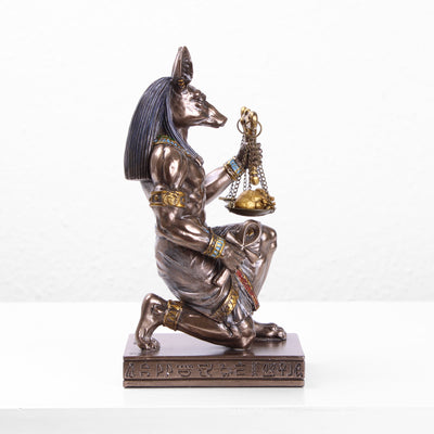 Anubis à genoux avec la balance de la justice (Sculpture en bronze moulé à froid)