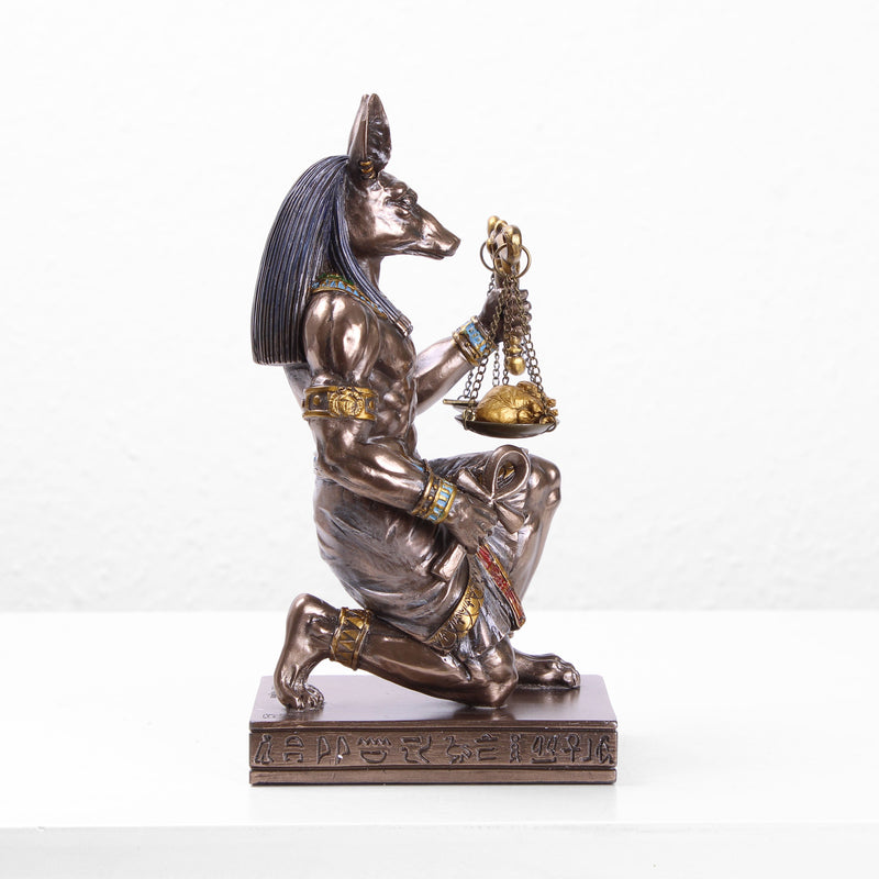 Anubis à genoux avec la balance de la justice (Sculpture en bronze moulé à froid)