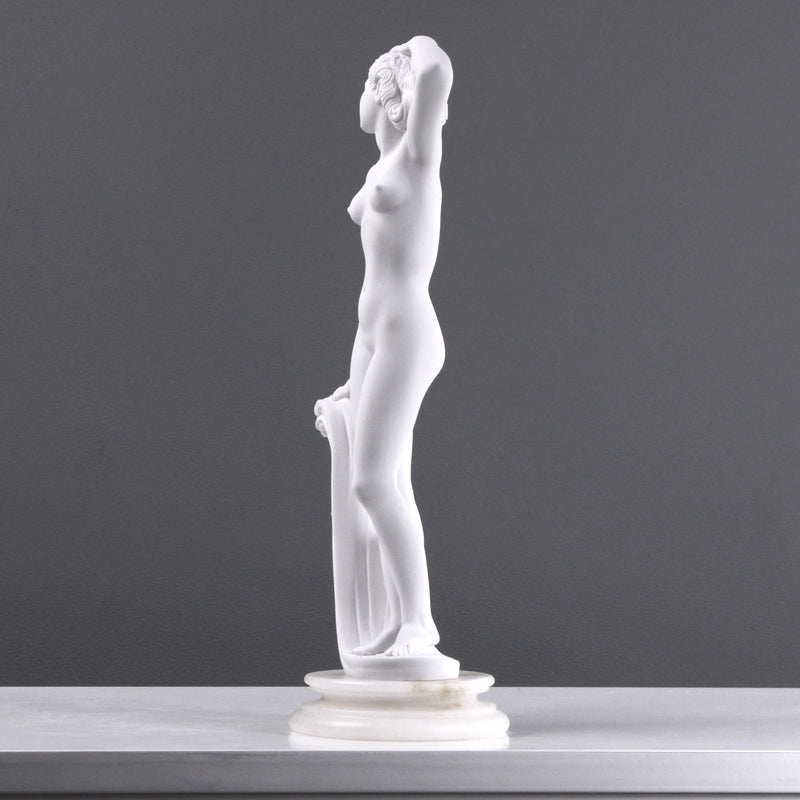 Statue de dame nue posant - sculpture en marbre