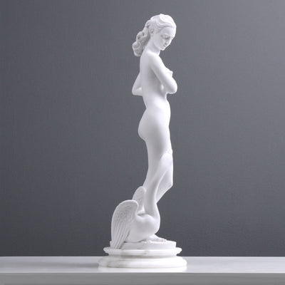 Statue de jeune femme avec un cygne - sculpture en marbre