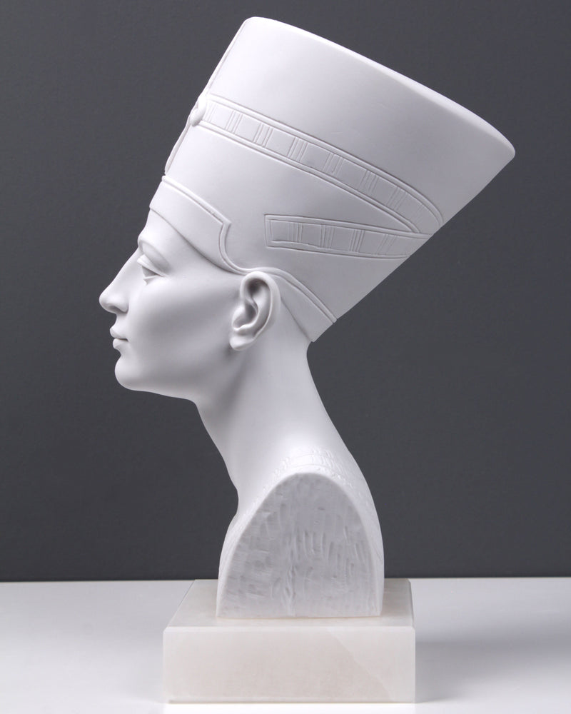 Buste de la reine Nefertiti - sculpture en marbre