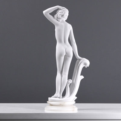 Statue de dame nue posant - sculpture en marbre
