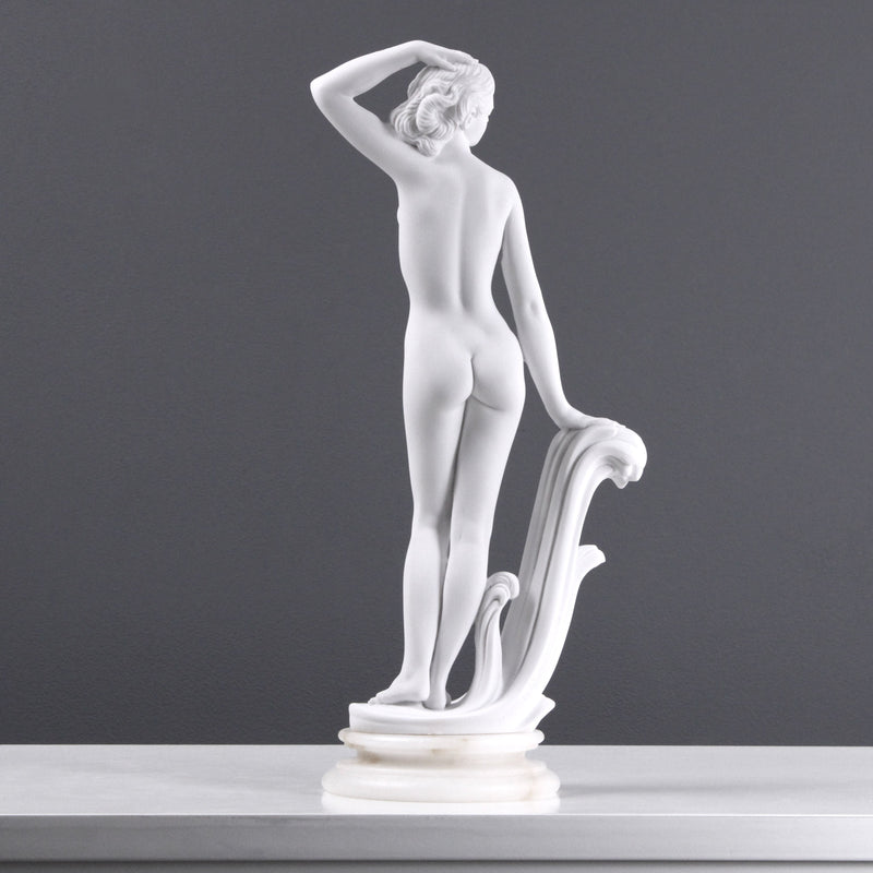 Statue de dame nue posant - sculpture en marbre
