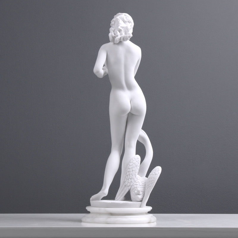 Statue de jeune femme avec un cygne - sculpture en marbre
