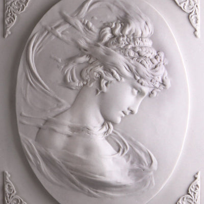 La tête de dame sur le carré - bas-relief en paire - sculpture en marbre