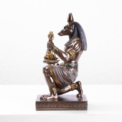 Anubis à genoux avec la balance de la justice (Sculpture en bronze moulé à froid)