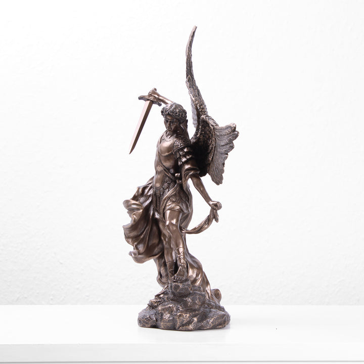 Statue sculpture archange Saint Michel avec épée et bouclier