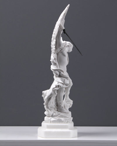 Statue de Saint Michael l'Archange - sculpture en marbre
