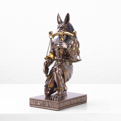 Anubis à genoux avec la balance de la justice (Sculpture en bronze moulé à froid)